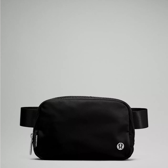 COPY - NWT Lululemon Everywhere Belt Bag 1L Black - Picture 3 of 5